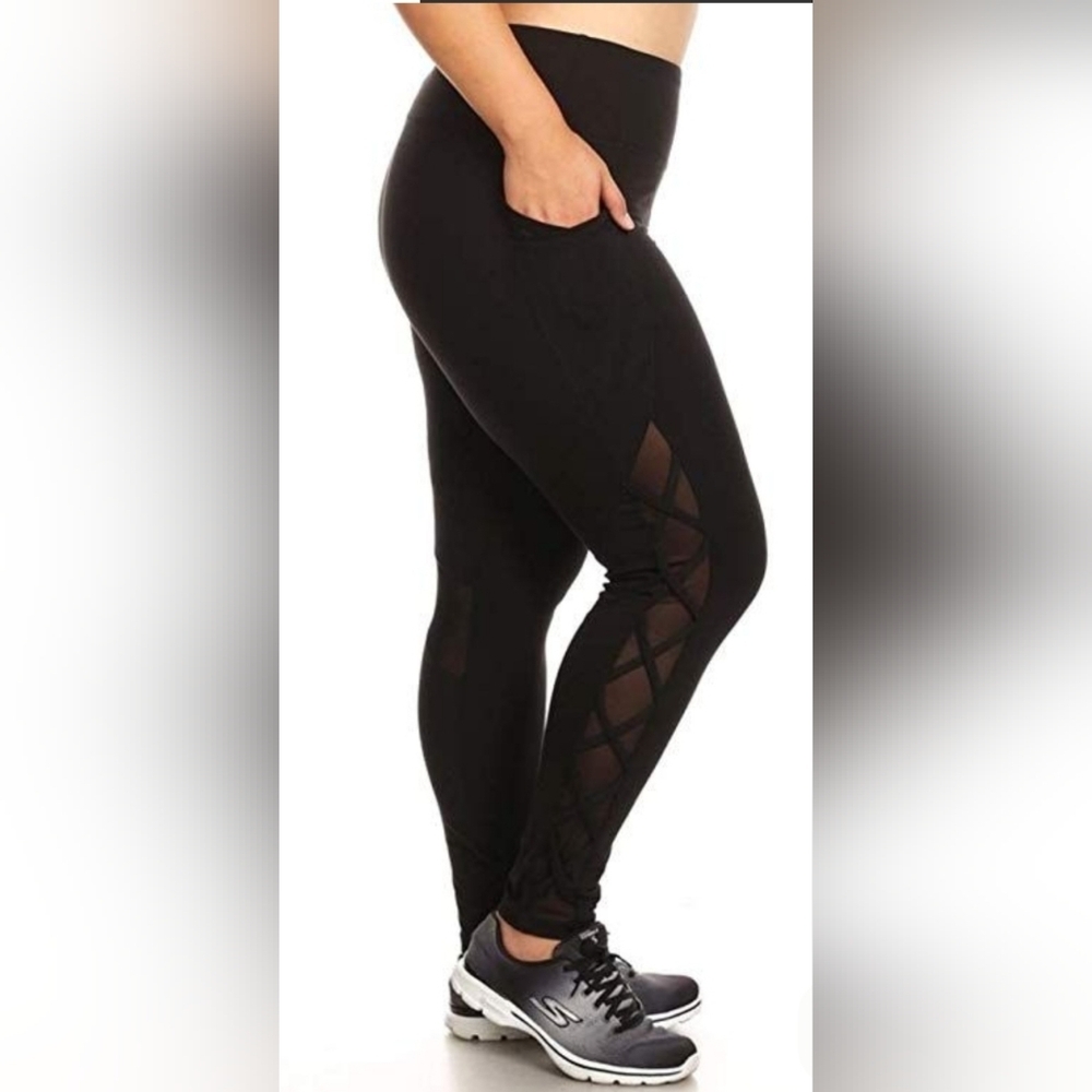 WOMENS SHOSHO BLACK LEGINGS WITH MESH CRISSCROSS SIDE PANELS. SIZE MEDIUM.